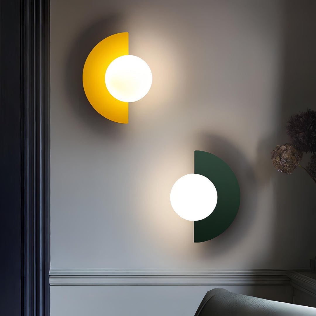 Moderne wandlamp met matte bol en halfronde achterplaat vast aangesloten