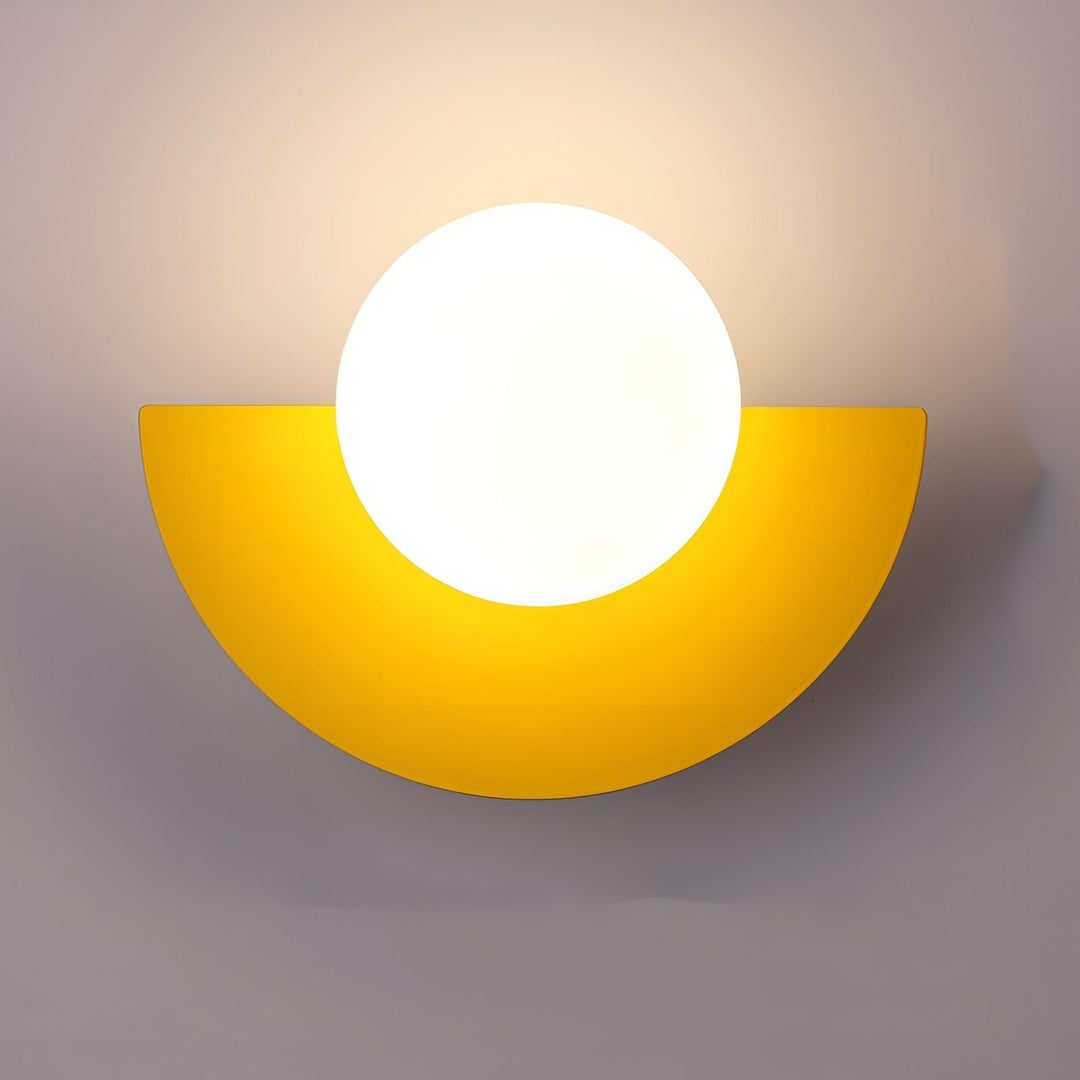Moderne wandlamp met matte bol en halfronde achterplaat vast aangesloten