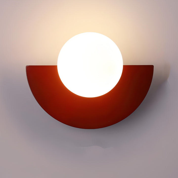 Moderne wandlamp met matte bol en halfronde achterplaat vast aangesloten