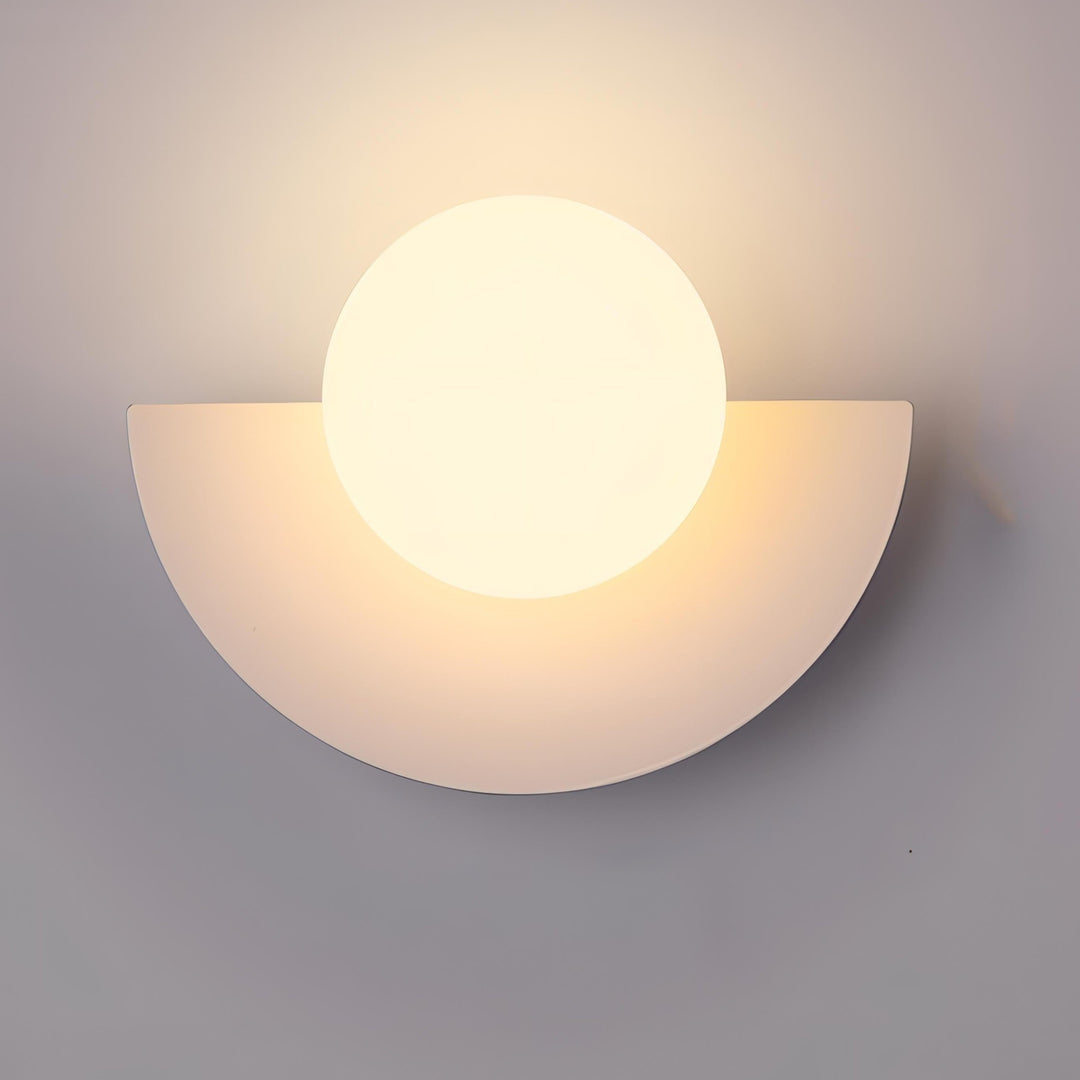 Moderne wandlamp met matte bol en halfronde achterplaat vast aangesloten