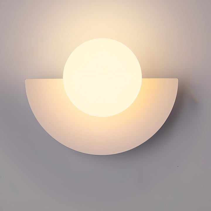 Moderne wandlamp met matte bol en halfronde achterplaat vast aangesloten