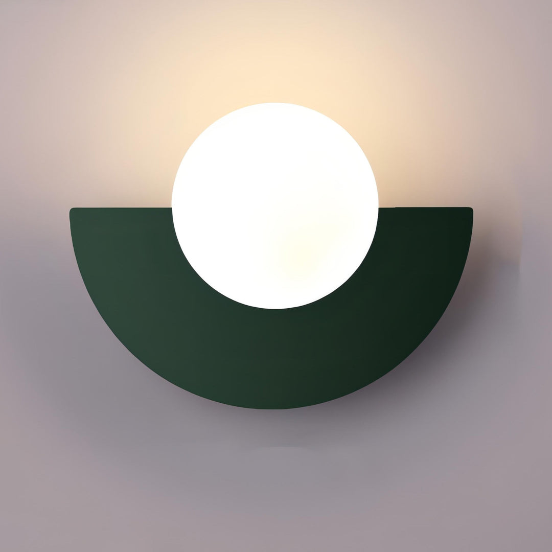 Moderne wandlamp met matte bol en halfronde achterplaat vast aangesloten