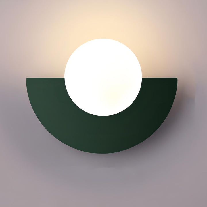 Moderne wandlamp met matte bol en halfronde achterplaat vast aangesloten