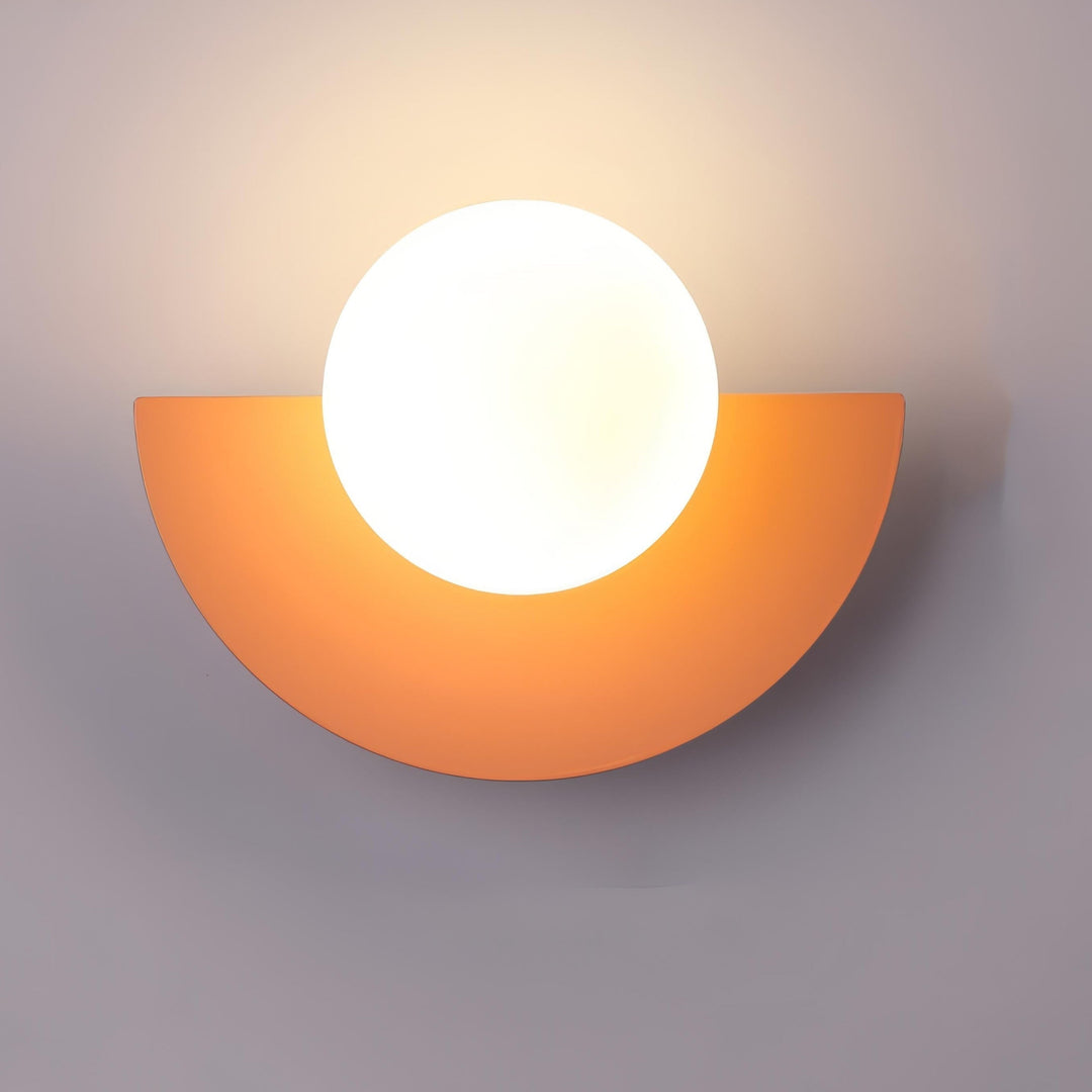 Moderne wandlamp met matte bol en halfronde achterplaat vast aangesloten