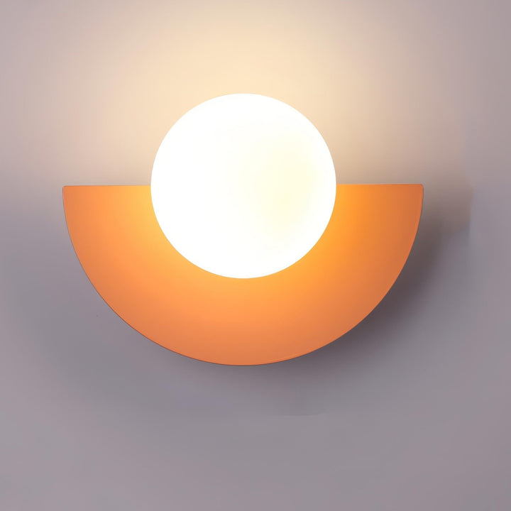 Moderne wandlamp met matte bol en halfronde achterplaat vast aangesloten