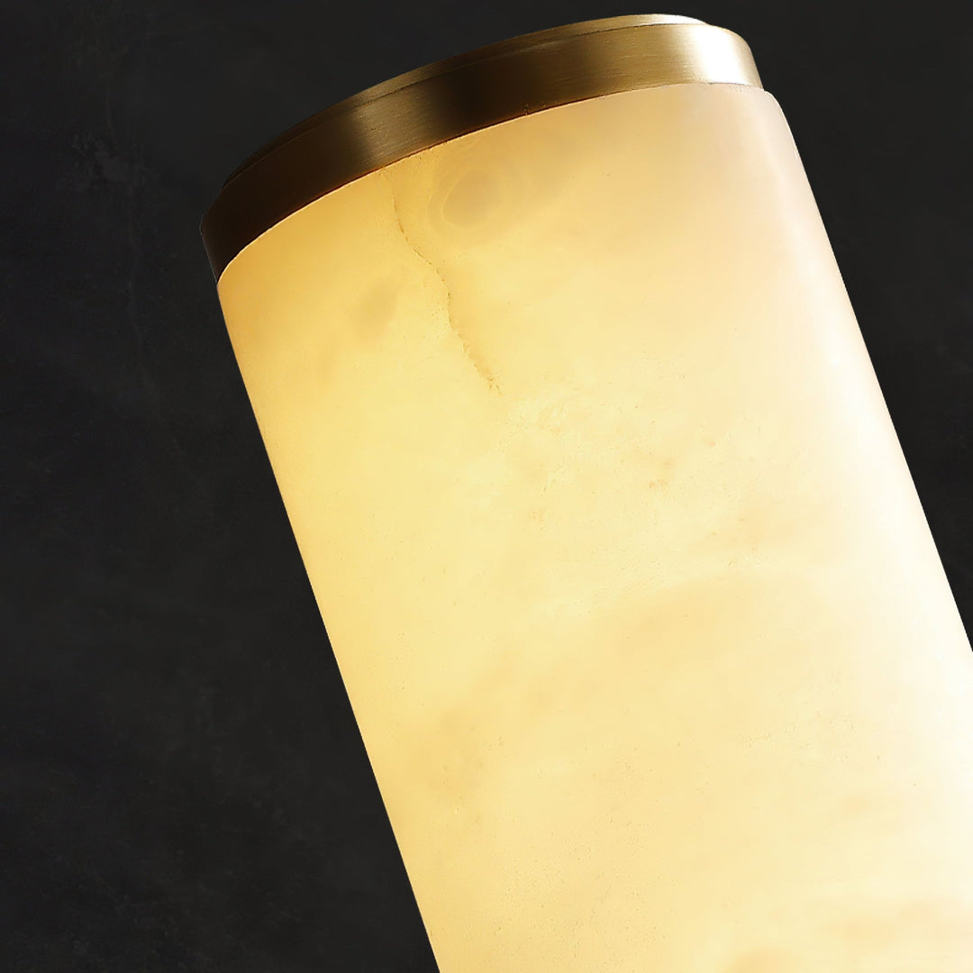 Moderne wandlamp met marmeren cilinderkap en opbouw messingafwerking, minimalistisch