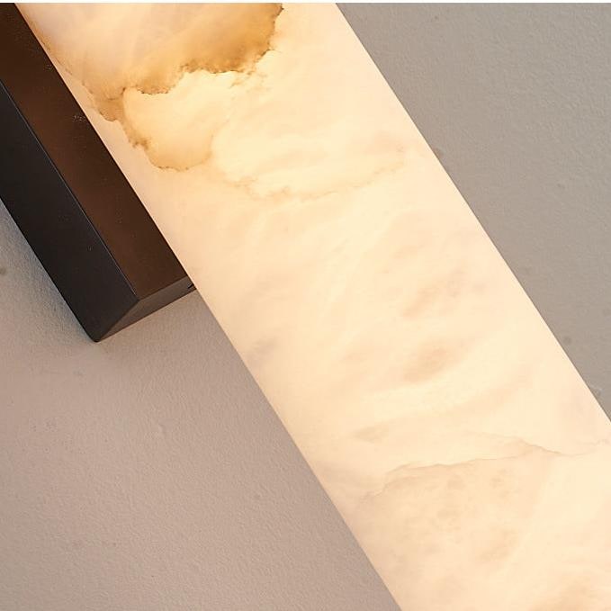 Moderne wandlamp met marmeren cilinderkap en opbouw messingafwerking, minimalistisch