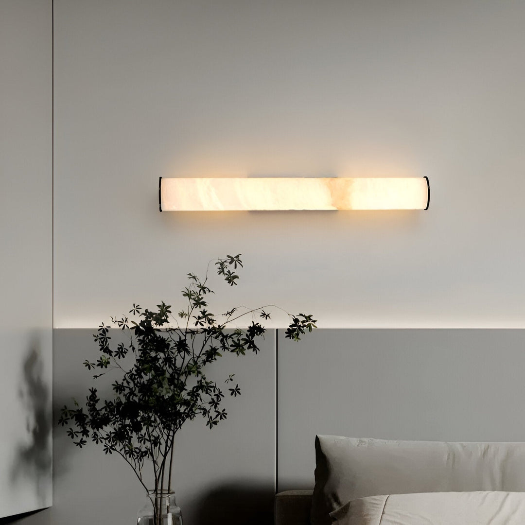 Moderne wandlamp met marmeren cilinderkap en opbouw messingafwerking, minimalistisch