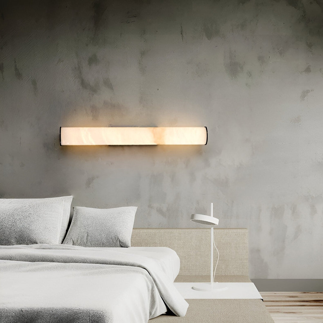 Moderne wandlamp met marmeren cilinderkap en opbouw messingafwerking, minimalistisch