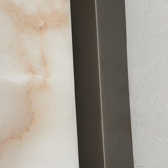 Moderne wandlamp met marmeren cilinderkap en opbouw messingafwerking, minimalistisch