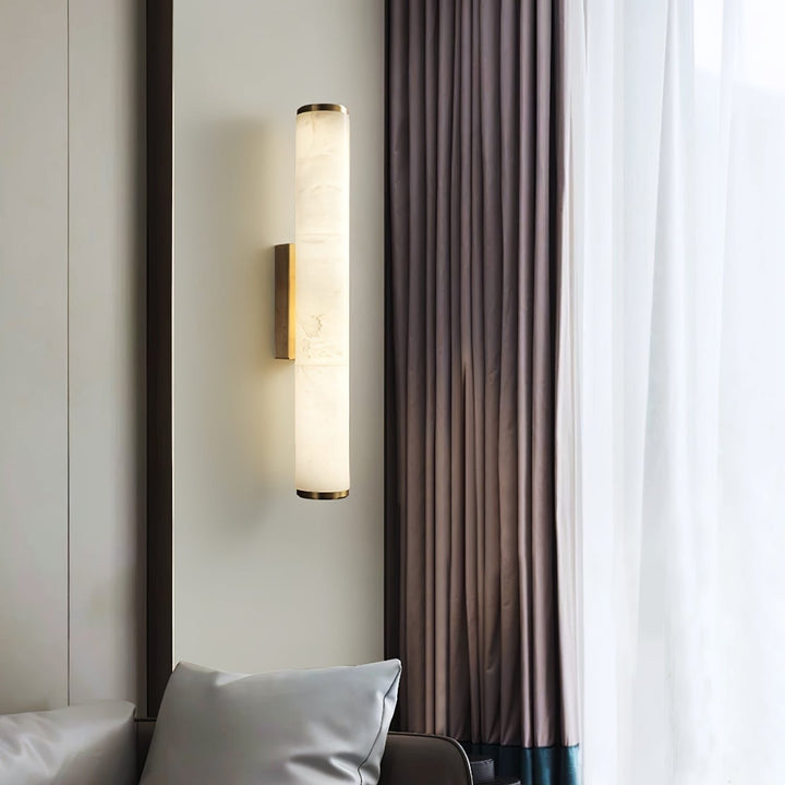 Moderne wandlamp met marmeren cilinderkap en opbouw messingafwerking, minimalistisch