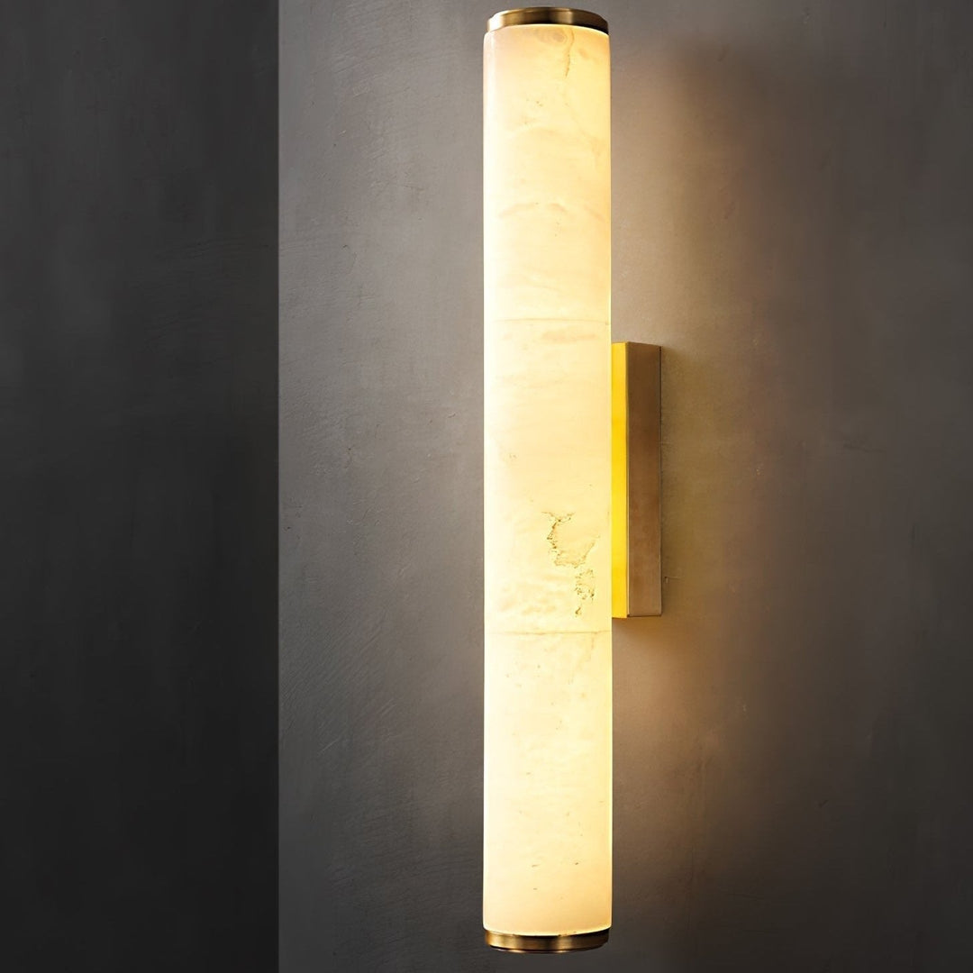 Moderne wandlamp met marmeren cilinderkap en opbouw messingafwerking, minimalistisch