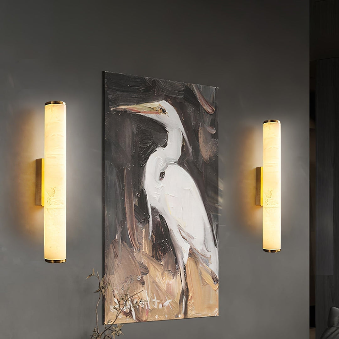 Moderne wandlamp met marmeren cilinderkap en opbouw messingafwerking, minimalistisch