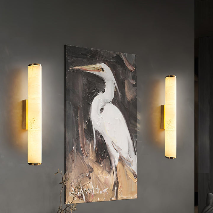 Moderne wandlamp met marmeren cilinderkap en opbouw messingafwerking, minimalistisch