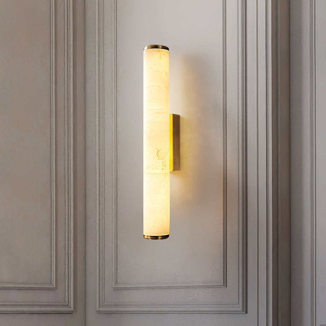 Moderne wandlamp met marmeren cilinderkap en opbouw messingafwerking, minimalistisch