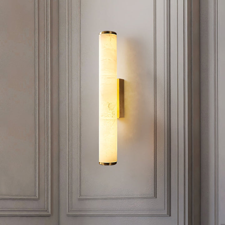 Moderne wandlamp met marmeren cilinderkap en opbouw messingafwerking, minimalistisch