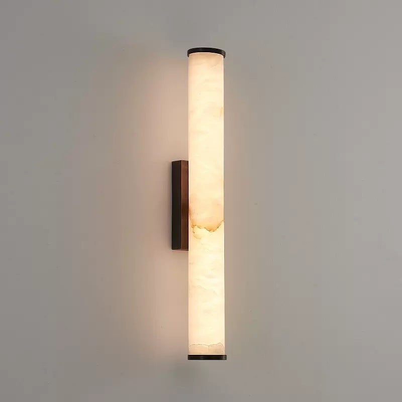Moderne wandlamp met marmeren cilinderkap en opbouw messingafwerking, minimalistisch
