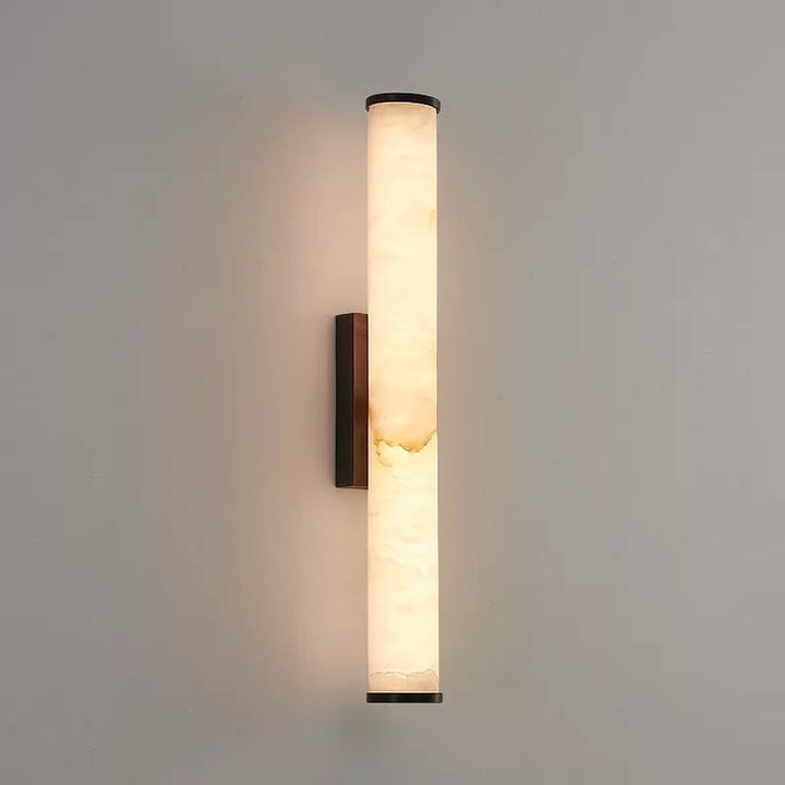Moderne wandlamp met marmeren cilinderkap en opbouw messingafwerking, minimalistisch