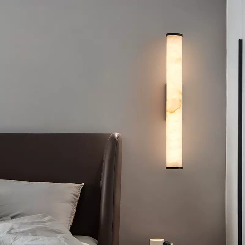 Moderne wandlamp met marmeren cilinderkap en opbouw messingafwerking, minimalistisch