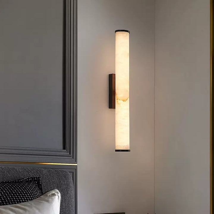 Moderne wandlamp met marmeren cilinderkap en opbouw messingafwerking, minimalistisch