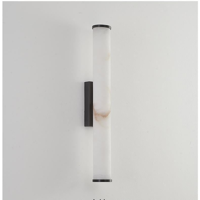 Moderne wandlamp met marmeren cilinderkap en opbouw messingafwerking, minimalistisch