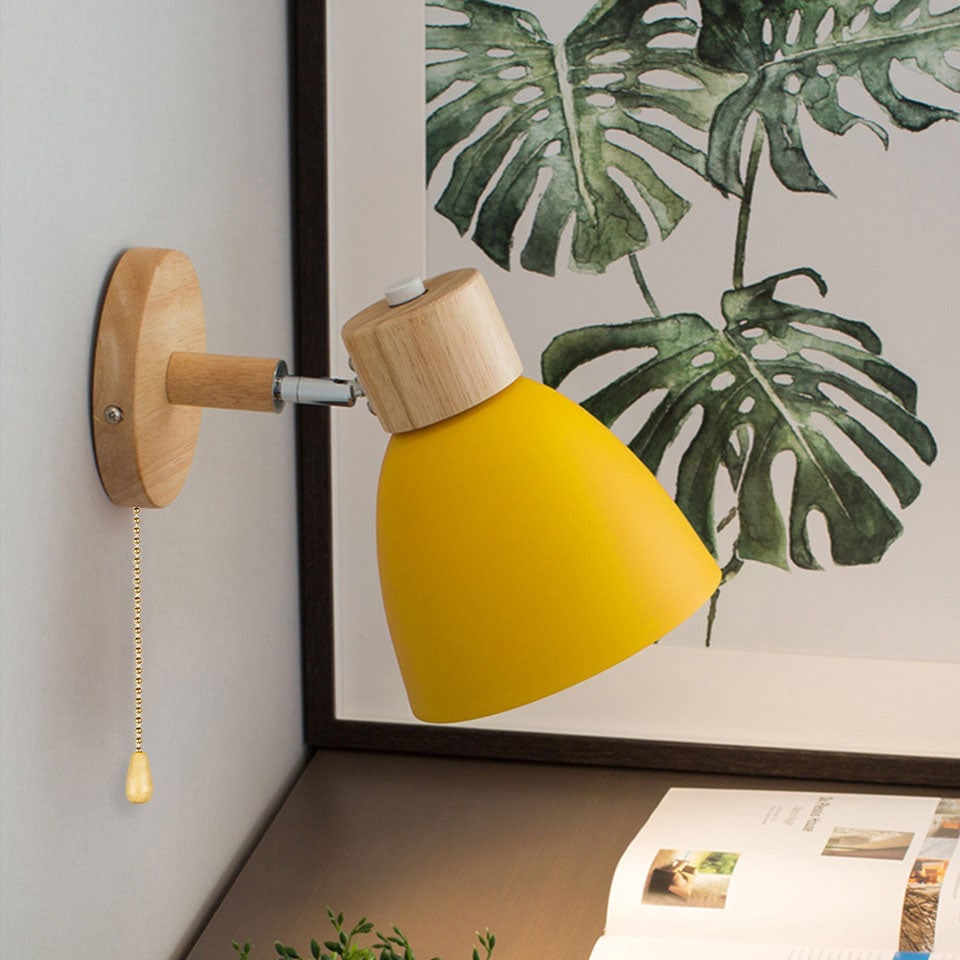 Moderne wandlamp met verstelbare arm trekkoordschakelaar en houten koepelkap nachtkastje