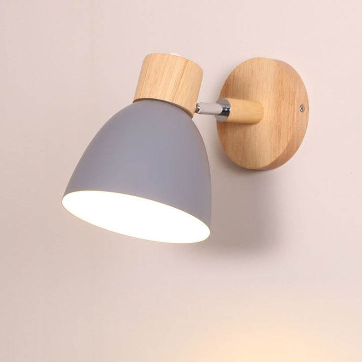 Moderne wandlamp met verstelbare arm trekkoordschakelaar en houten koepelkap nachtkastje
