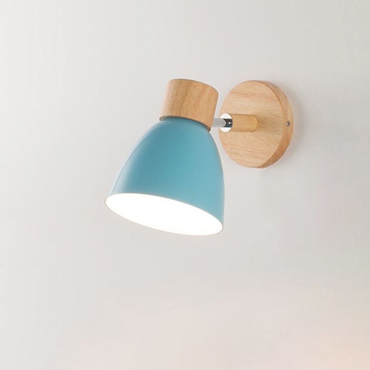 Moderne wandlamp met verstelbare arm trekkoordschakelaar en houten koepelkap nachtkastje