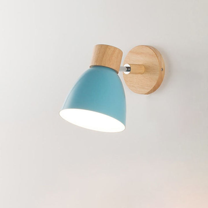 Moderne wandlamp met verstelbare arm trekkoordschakelaar en houten koepelkap nachtkastje