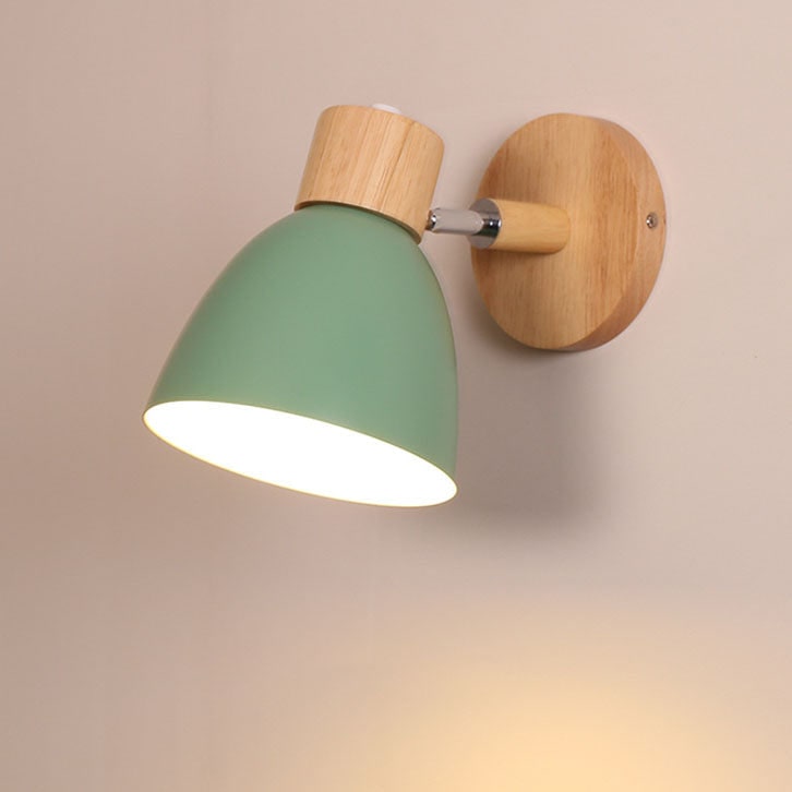 Moderne wandlamp met verstelbare arm trekkoordschakelaar en houten koepelkap nachtkastje