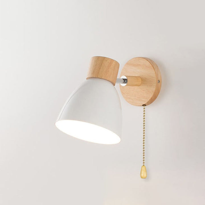 Moderne wandlamp met verstelbare arm trekkoordschakelaar en houten koepelkap nachtkastje