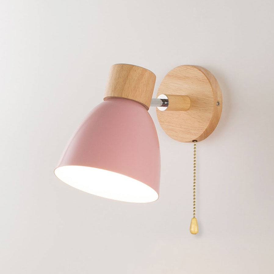 Moderne wandlamp met verstelbare arm trekkoordschakelaar en houten koepelkap nachtkastje