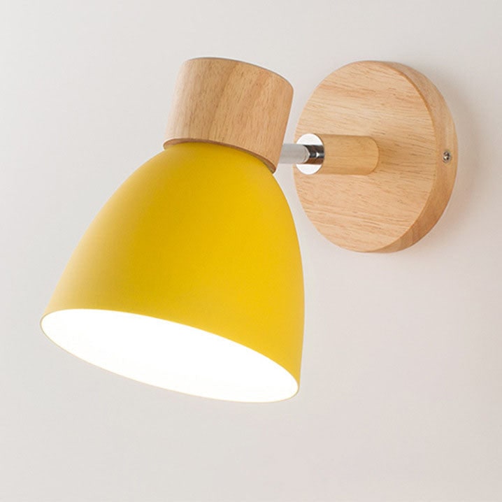 Moderne wandlamp met verstelbare arm trekkoordschakelaar en houten koepelkap nachtkastje