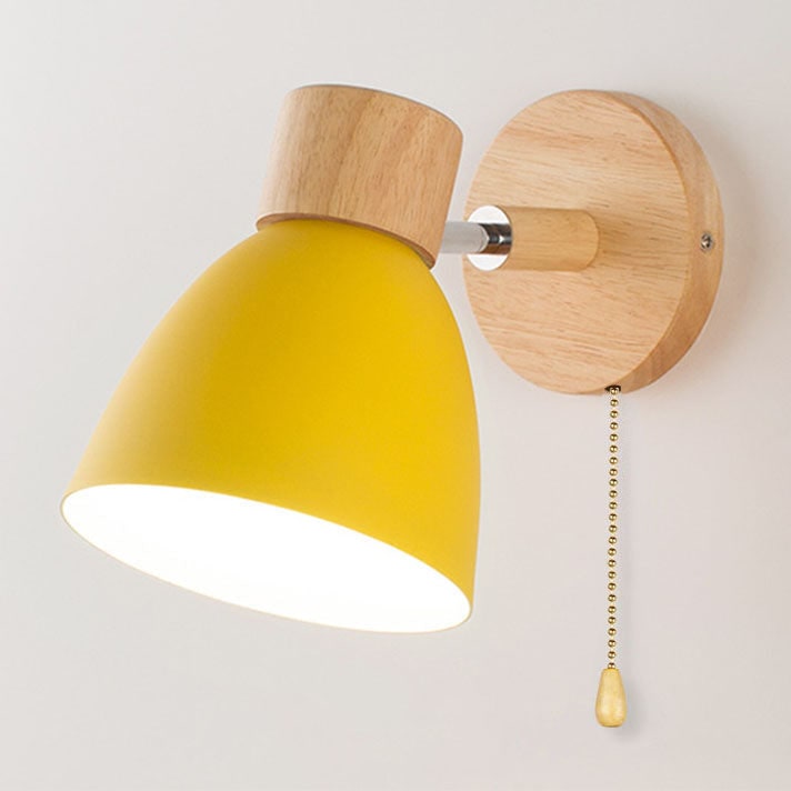 Moderne wandlamp met verstelbare arm trekkoordschakelaar en houten koepelkap nachtkastje