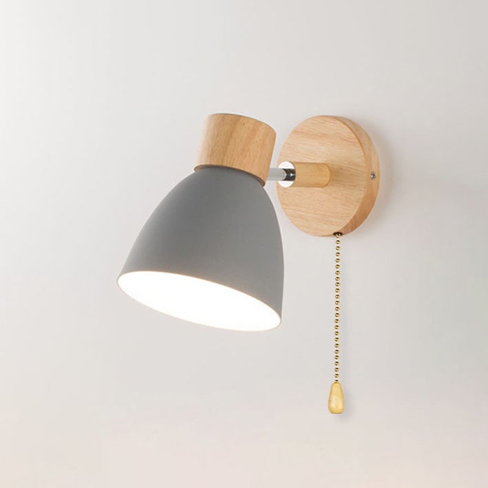 Moderne wandlamp met verstelbare arm trekkoordschakelaar en houten koepelkap nachtkastje
