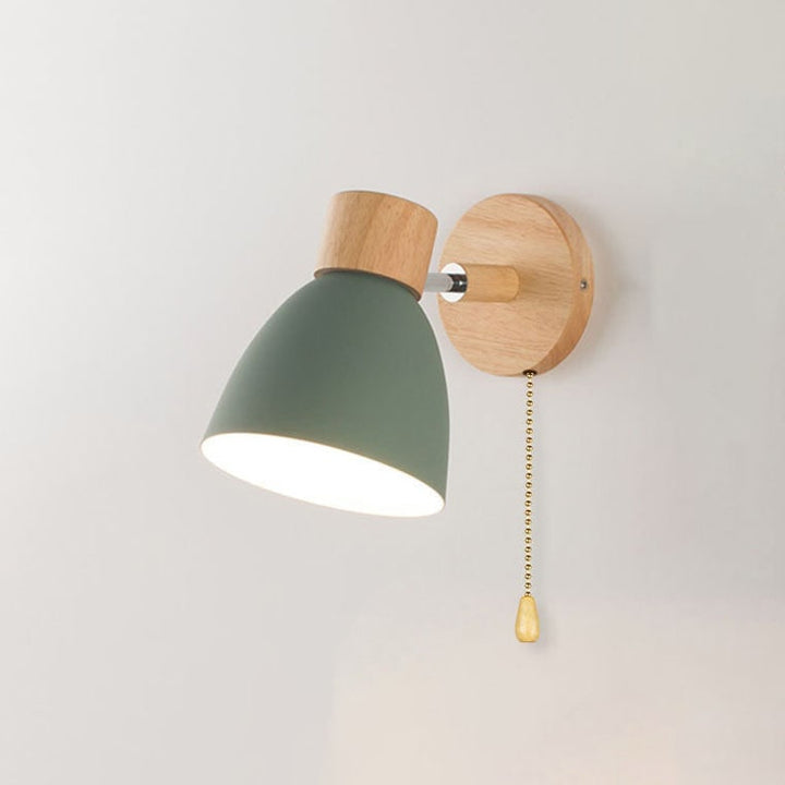 Moderne wandlamp met verstelbare arm trekkoordschakelaar en houten koepelkap nachtkastje