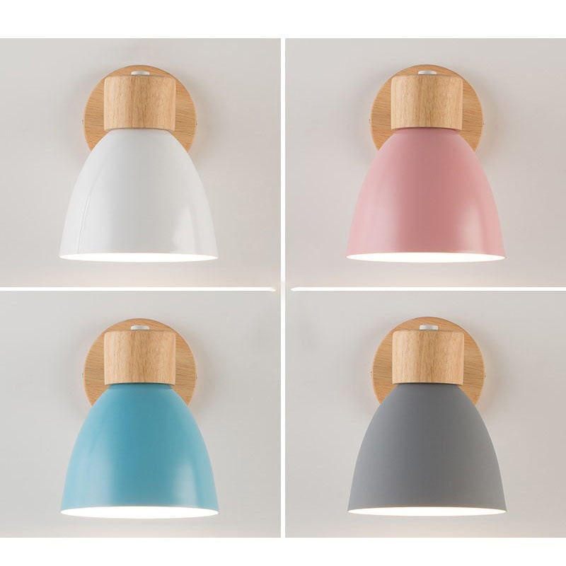 Moderne wandlamp met verstelbare arm trekkoordschakelaar en houten koepelkap nachtkastje