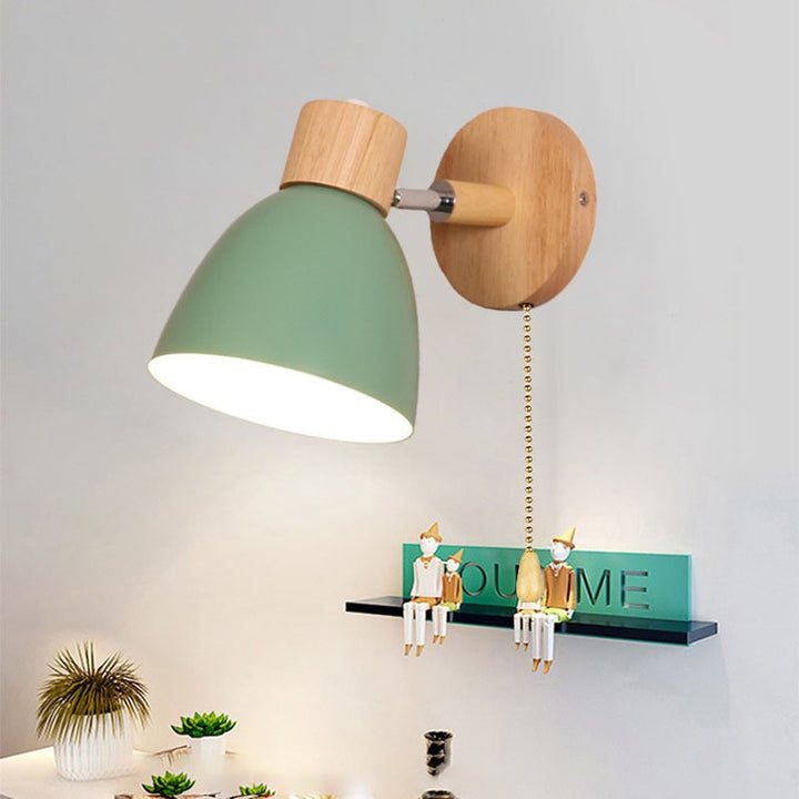 Moderne wandlamp met verstelbare arm trekkoordschakelaar en houten koepelkap nachtkastje