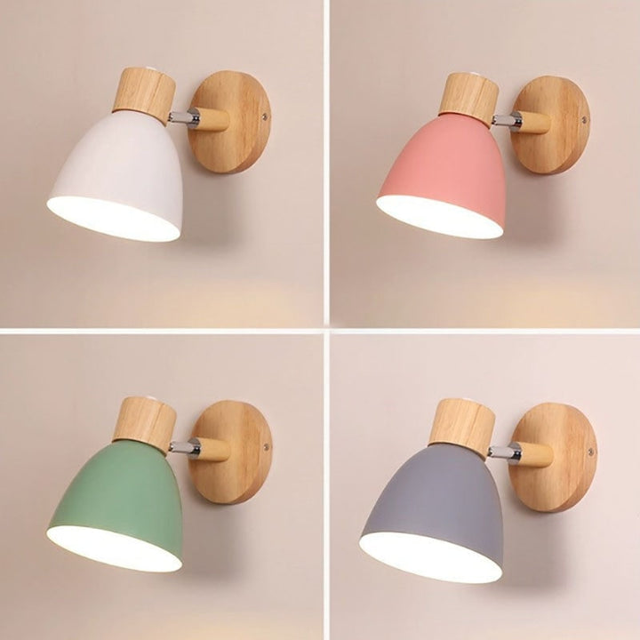 Moderne wandlamp met verstelbare arm trekkoordschakelaar en houten koepelkap nachtkastje