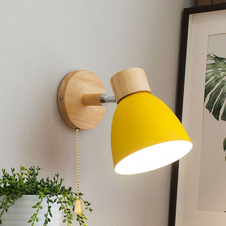 Moderne wandlamp met verstelbare arm trekkoordschakelaar en houten koepelkap nachtkastje