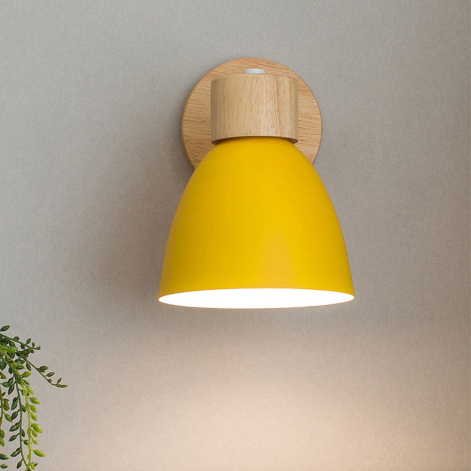 Moderne wandlamp met verstelbare arm trekkoordschakelaar en houten koepelkap nachtkastje