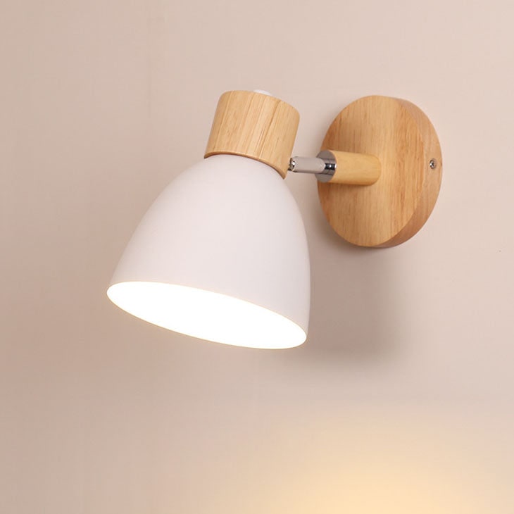 Moderne wandlamp met verstelbare arm trekkoordschakelaar en houten koepelkap nachtkastje