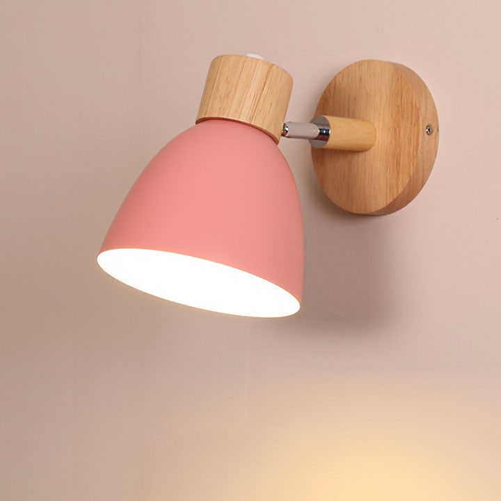 Moderne wandlamp met verstelbare arm trekkoordschakelaar en houten koepelkap nachtkastje