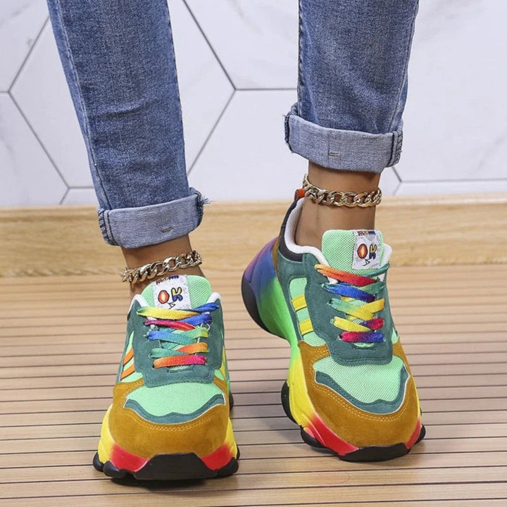https://cdn.shopify.com/s/files/1/0659/5451/2986/files/modieuze-blauwe-dames-sneakers-met-verhoogde-zool-lichtgewicht-design-en-schokabsorberende-zool-voor-3.jpg?v=1753542714