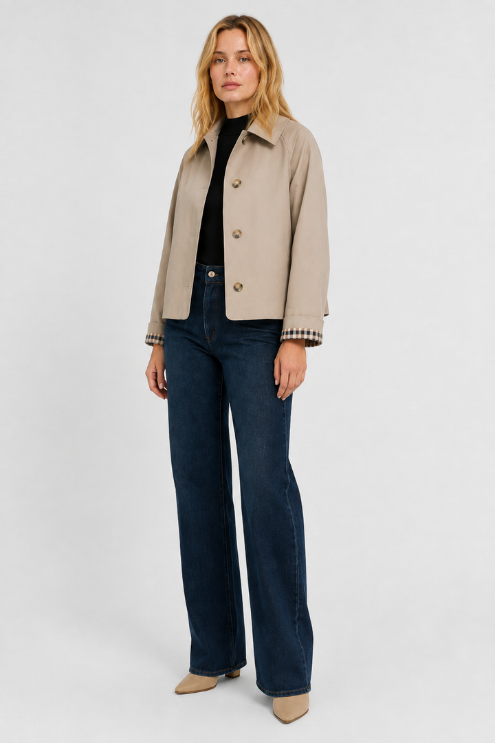 Lichte damesjas met losse pasvorm en gingangvoering.