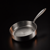 Gehamerde titanium koekenpan met hoge rand