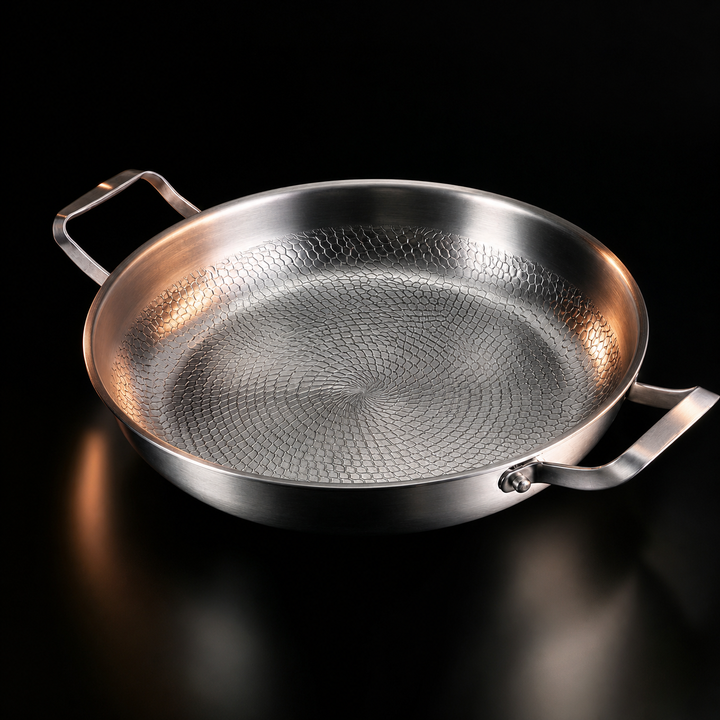 Gehamerde titanium pan met twee handvatten