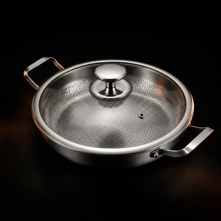 Handgehamerde titanium pan met twee zijhandgrepen