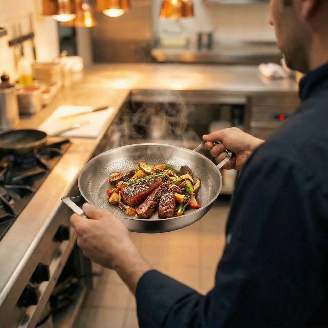 Gehamerde titanium pan met twee handvatten