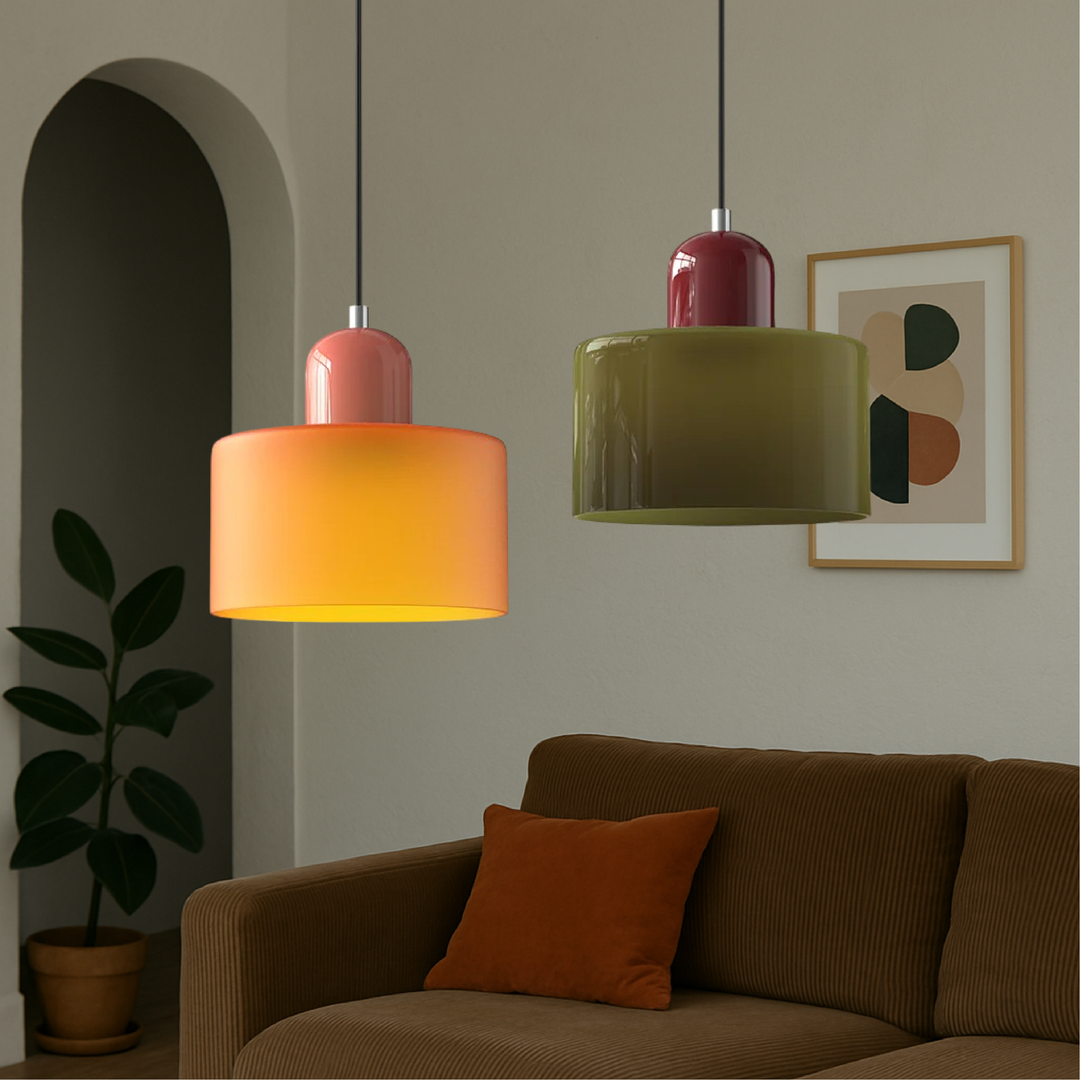 Mid-century modern hanglamp met warm wit licht en tweelaagse matglazen kap